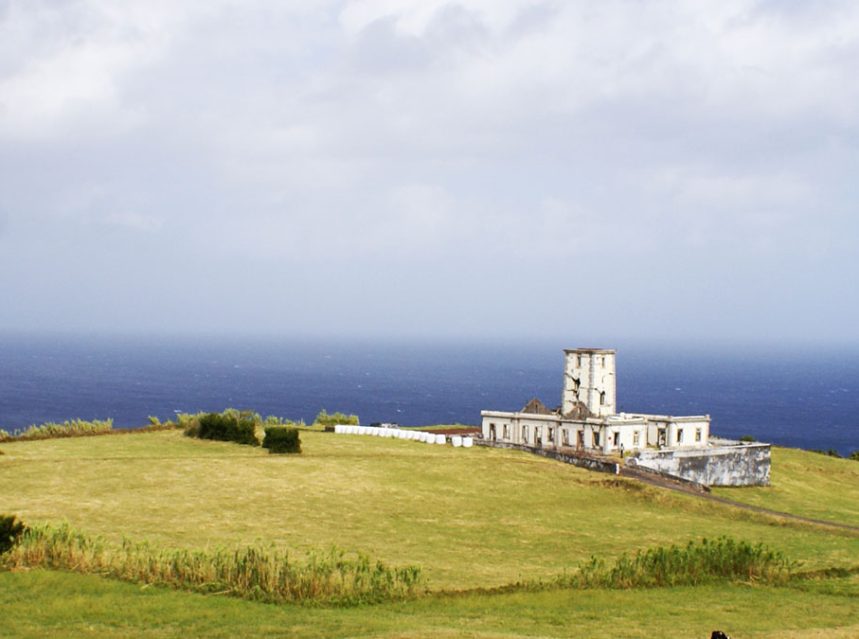 Farol da Ribeirinha Um marco histórico e turístico dos Açores 