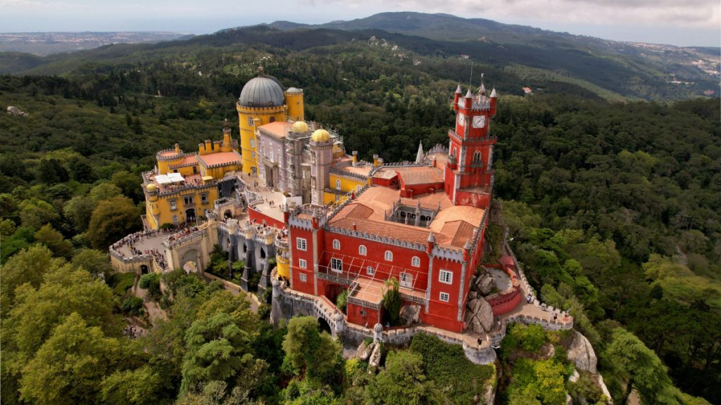 Palácio Nacional da Pena visto do ar com a sua grandeza 