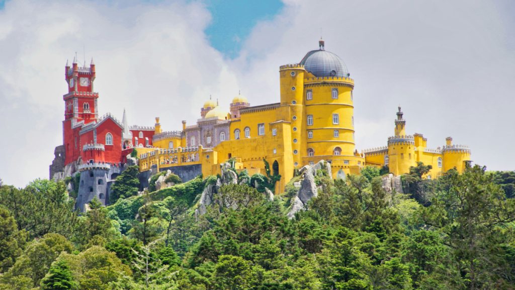 Palácio Nacional da Pena cheio de cor e imponente 